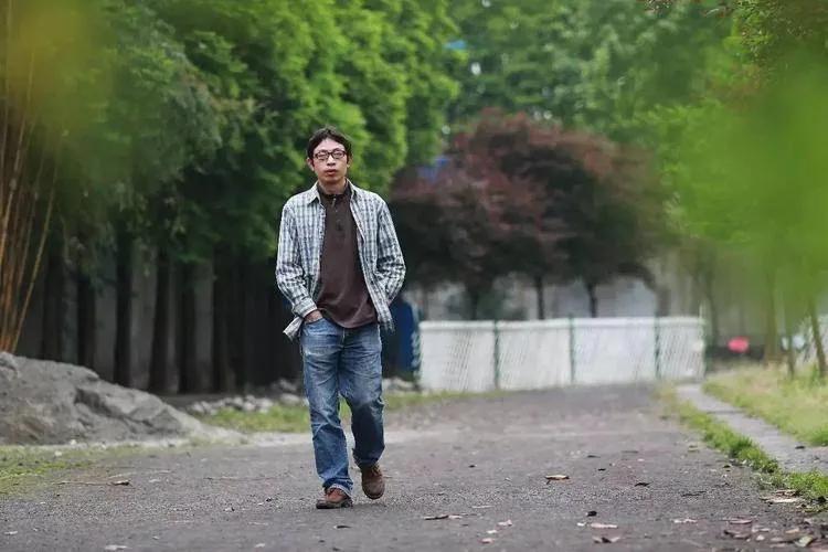 2008年，汶川地震时，教师范美忠丢下全班学生，自己跑了出去。事后，他说了这样一
