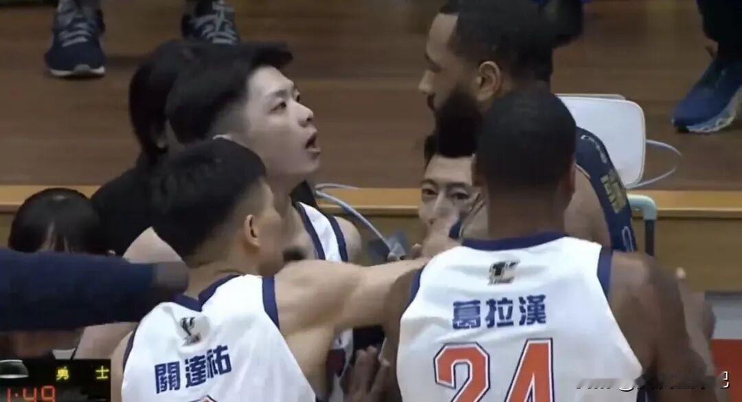 WOC！前广东外援在宝岛被轰出场…
广东男篮上赛季有个外援，叫吉伦沃特，各位篮友