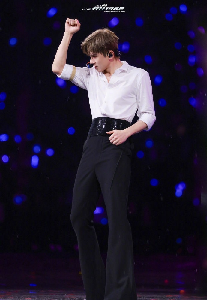 伴舞都跳不动了张杰还在jump张杰使不完的牛劲怪不得16连开，伴舞都跳不动了杰哥