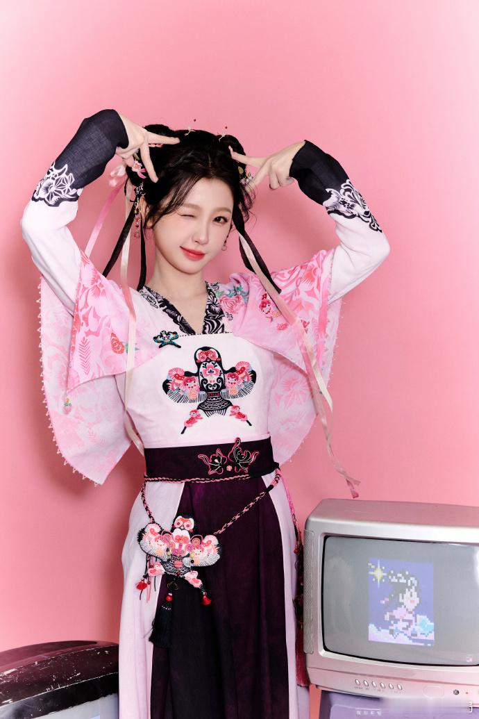 #虞书欣cos凌妙妙##虞书欣穿凌妙妙原皮参加发布会#虞书欣在发布会上完美 co