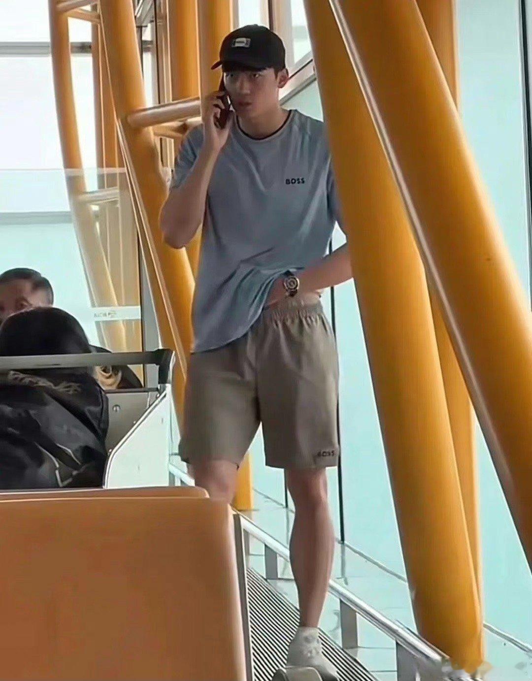 汪顺就连接电话都在摸腹肌，这也太会撩了，哥这可是在大庭广众之下啊！ ​​​
