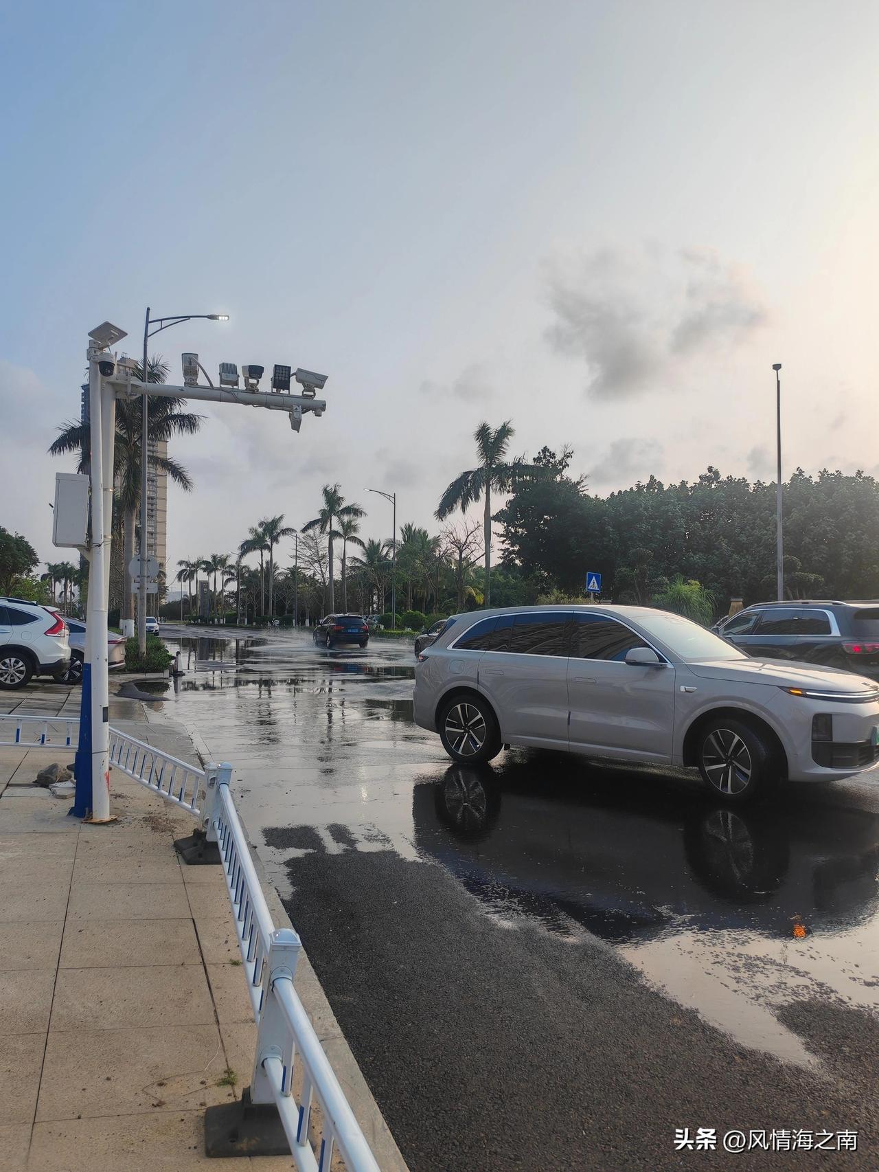 美丽沙路污水横流，居民深受困扰！修好的排污管道，迟迟不启用为哪般？

去年海甸岛