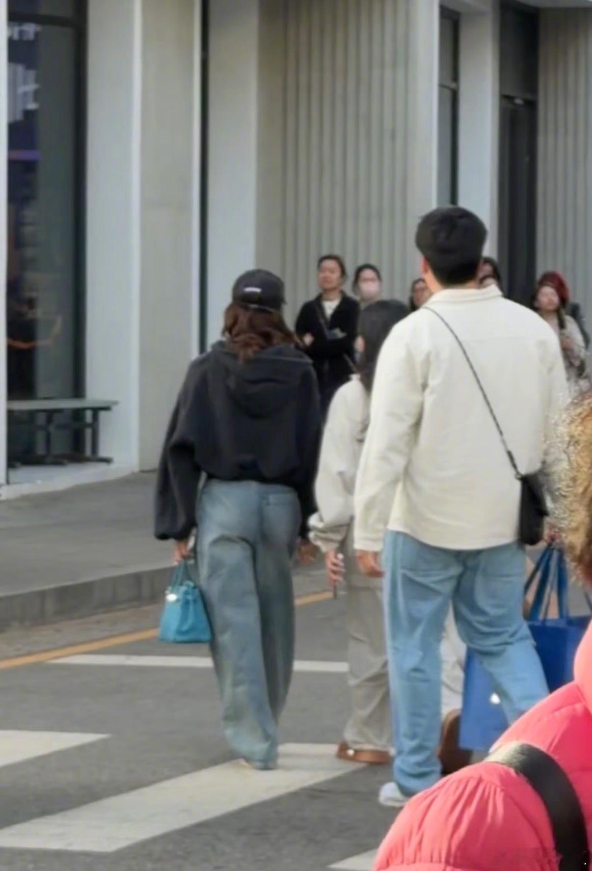 圣水洞偶遇Lisa 刚结束音乐节行程就立刻回韩逛街，Lisa这精力也太旺盛了！和