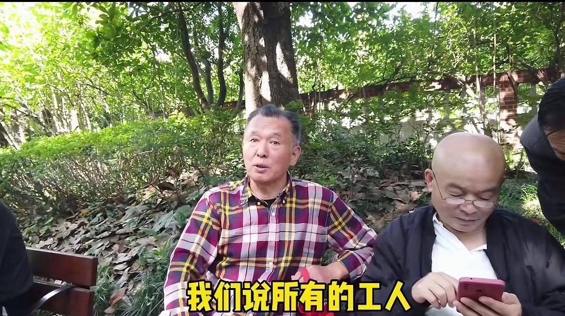街头采访上海退休人员，你觉得上海普通家庭有50万存款吗？大爷回答:据我所知，工人