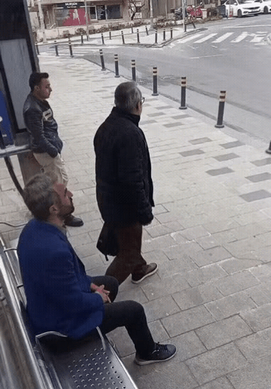 这是不是摆拍我不知道，但是我也会预判，十年前我们去欧洲旅游，大白天在巴黎街头逛街