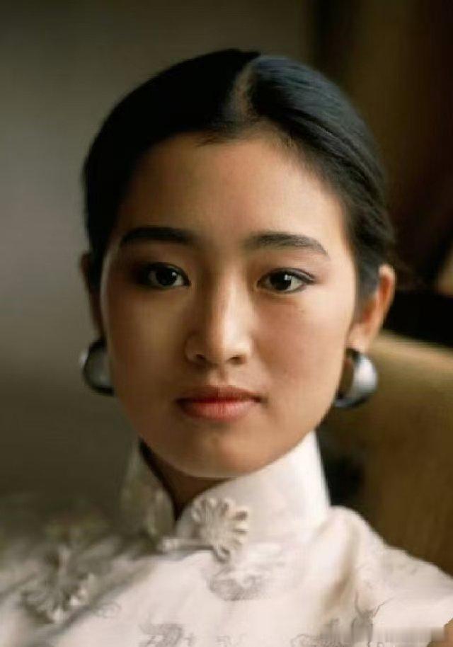 不愧是巩俐！60 岁依旧保持着超高的专业水准，不管是演技还是气质，都始终在线，用