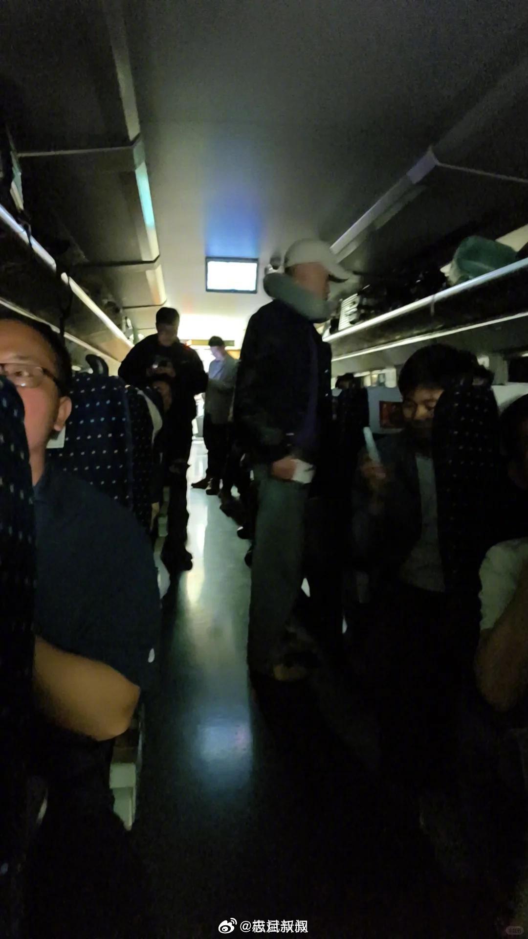 D3665列车被困隧道3小时我的天，太可怕了困隧道里面三小时！？看图片好像都停电