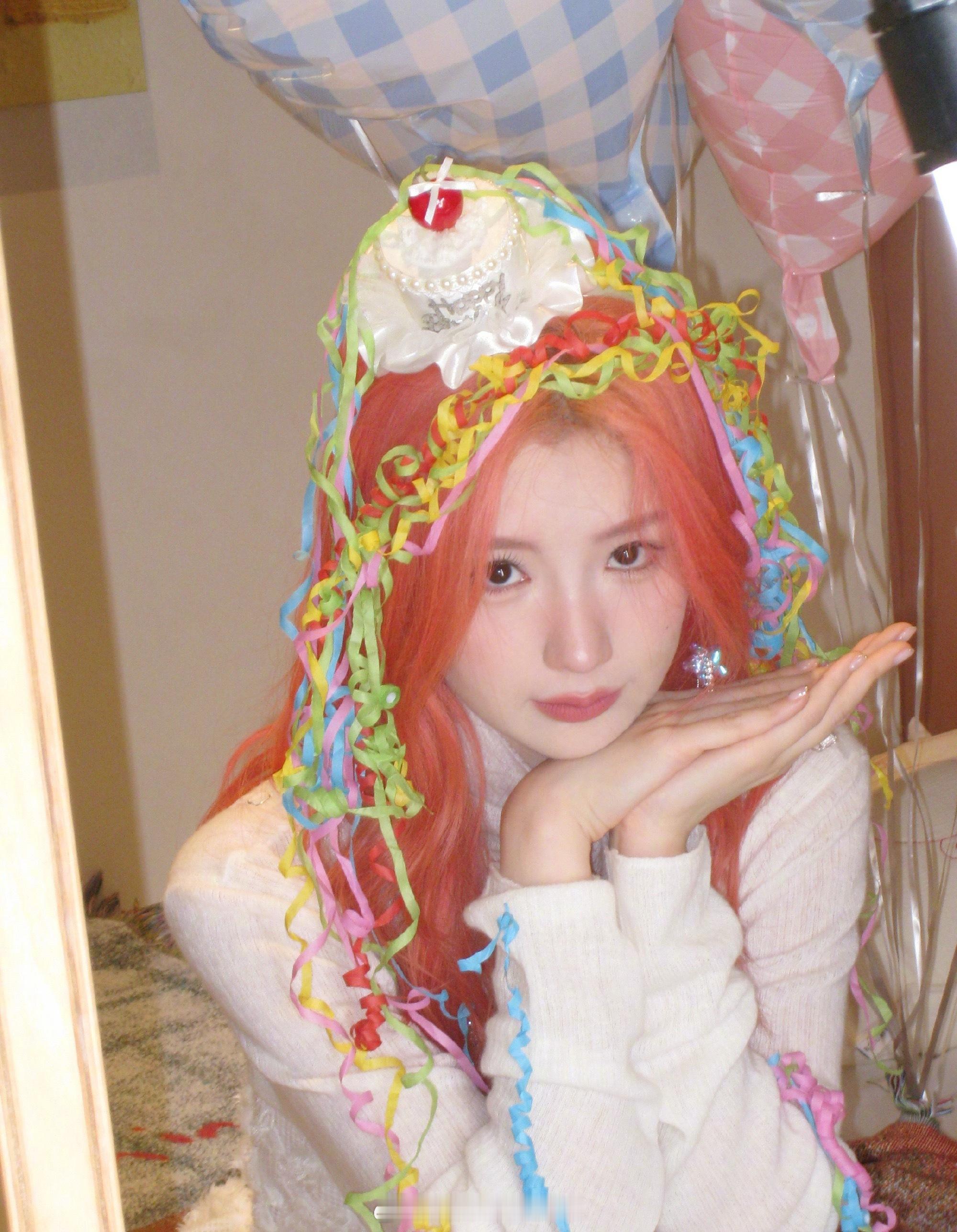 毛晓彤真的染了粉发元气又灵动，这状态真的绝了，漫画里走出来的女孩呀～美呆了啊！！