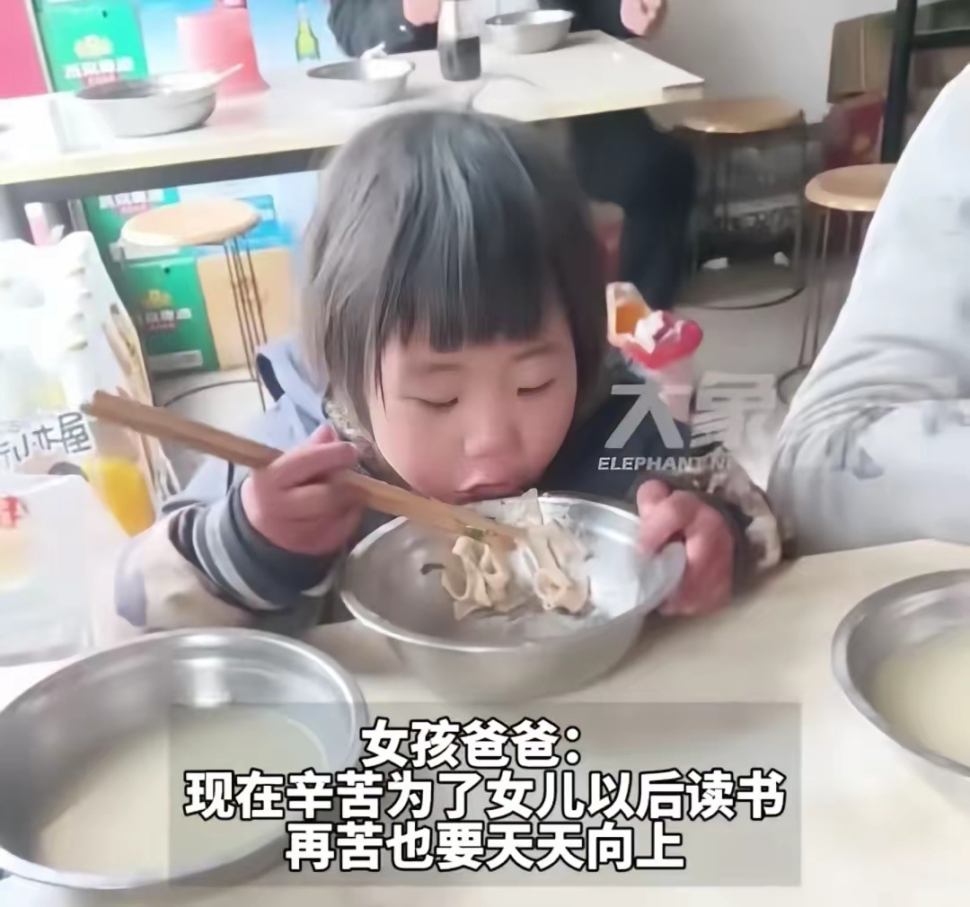 这个小女孩乖得令人心疼！河南平顶山一个4岁的小女孩每天跟着爸爸去工地卸水泥倒灰。