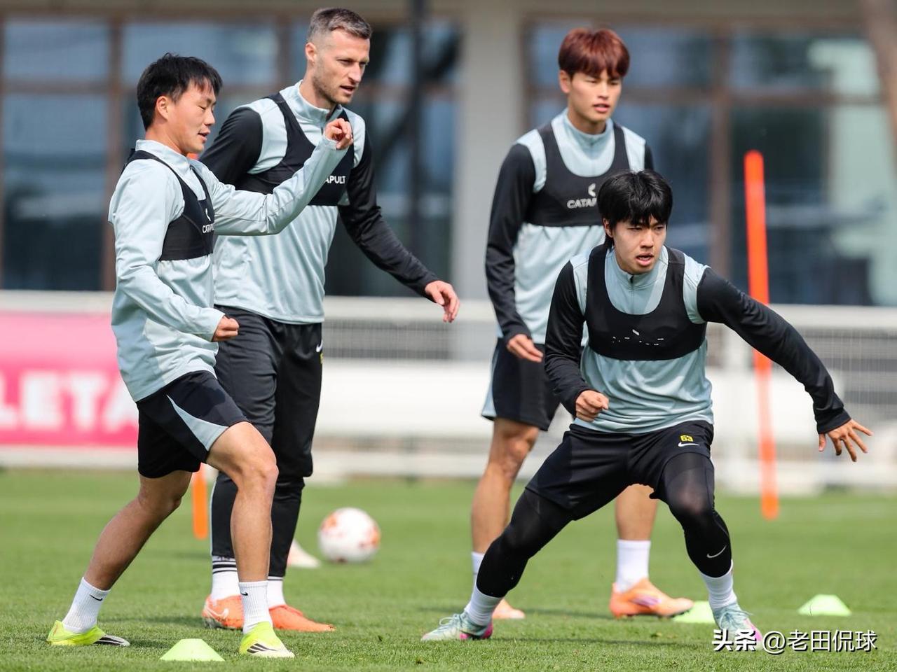 国安外援斯帕伊奇跟队训练…本赛季没有报名的国安外援斯帕伊奇目前正跟随球队训练，可