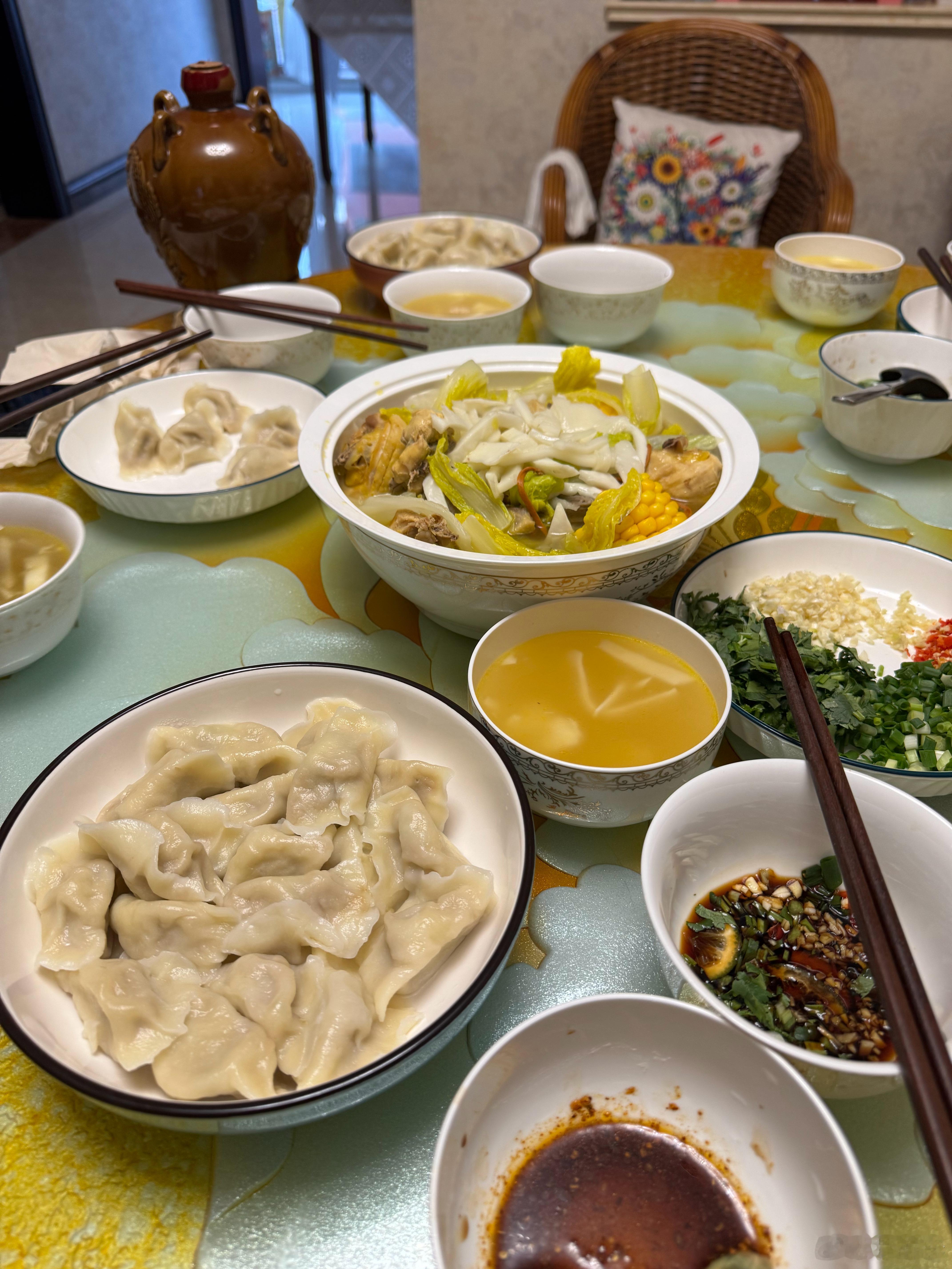 朋友们吃上年夜饭了嘛！明天要起大早，今晚就不难忘今宵了，春晚前后给一直陪着走过来