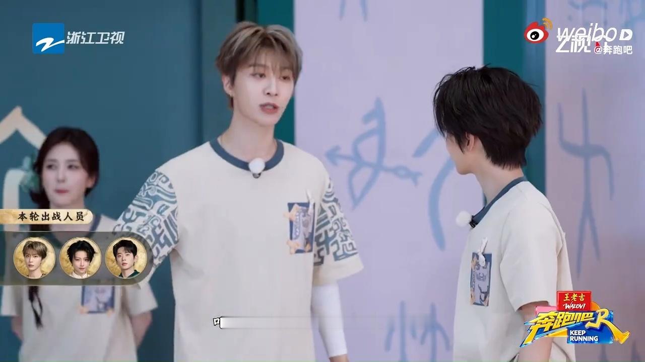范丞丞刘雨昕演了一出小品 范丞丞：我撕。刘雨昕：我贴。范丞丞：我再撕。刘雨昕：你
