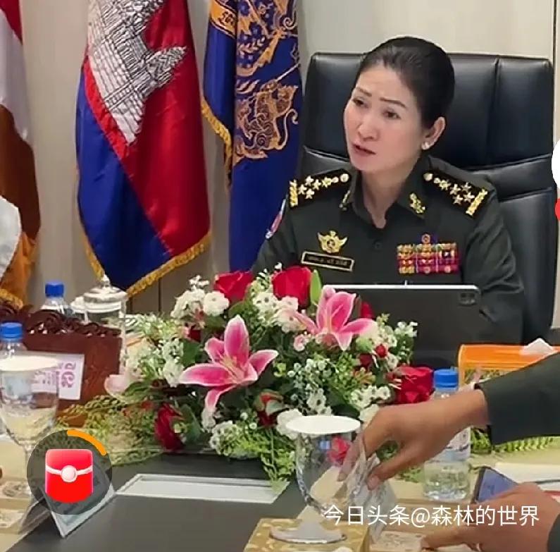 柬埔寨那位四星女上将达丹丽尼，可是军中相当惹眼的存在。2023年4月，西哈莫尼国