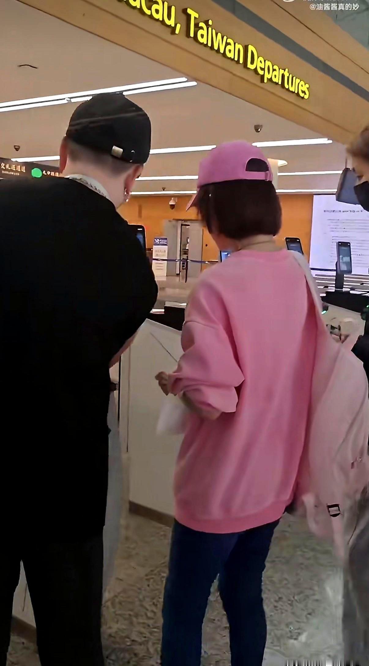 81岁潘迎紫这状态，真绝了！
 

4月4号，她头一回到内地舞台，在成都演唱会上