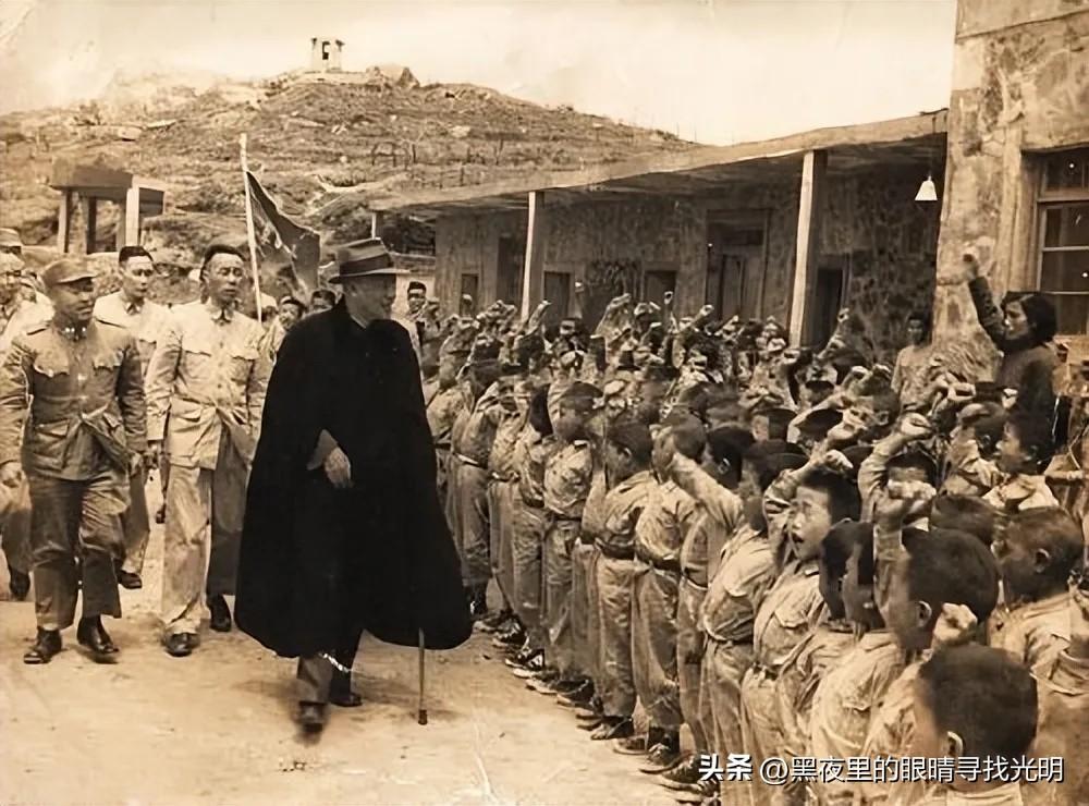 1954浙江大陈岛：蒋介石最后一次踏足大陆！

这张泛黄的老照片，定格了一个时代