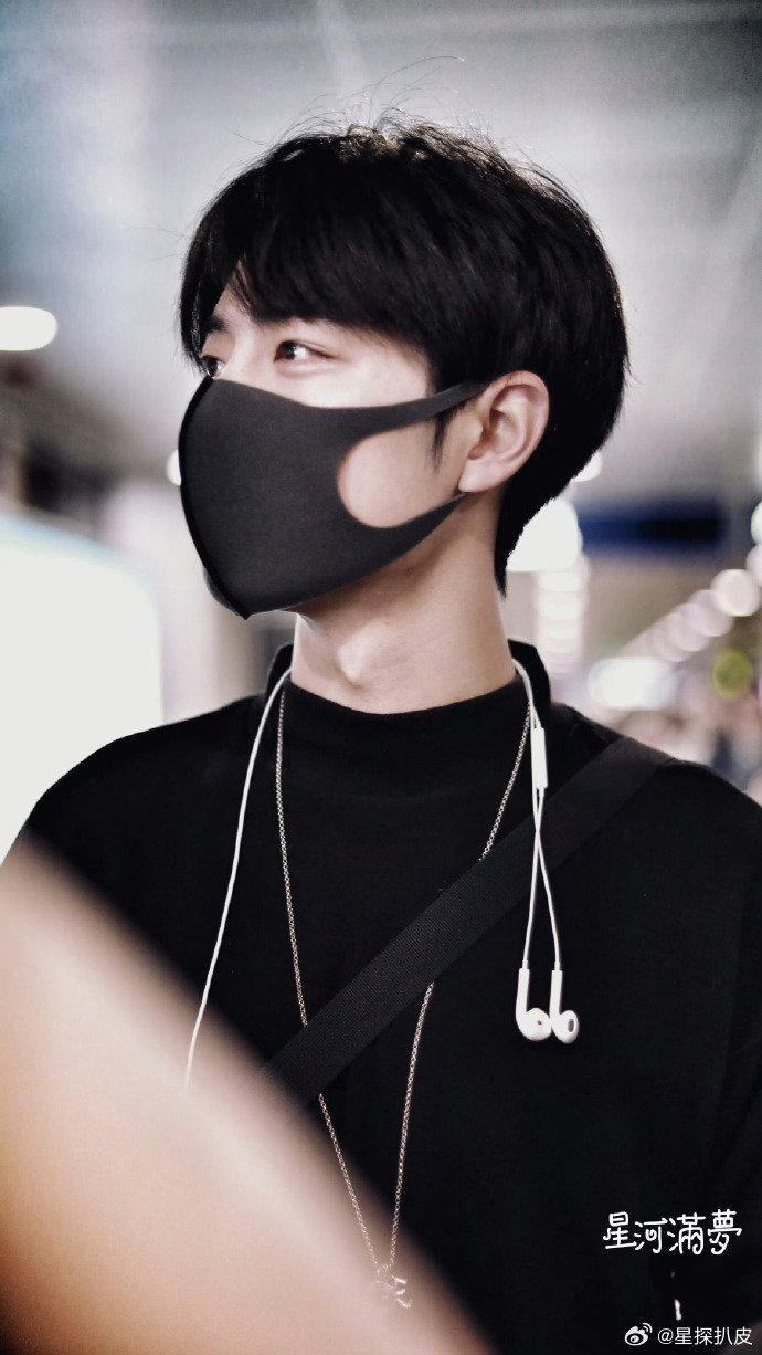 肖战也在用有线耳机肖战有线耳机神图肖战今日出发青岛进组《十日终焉》，搭配有线耳机