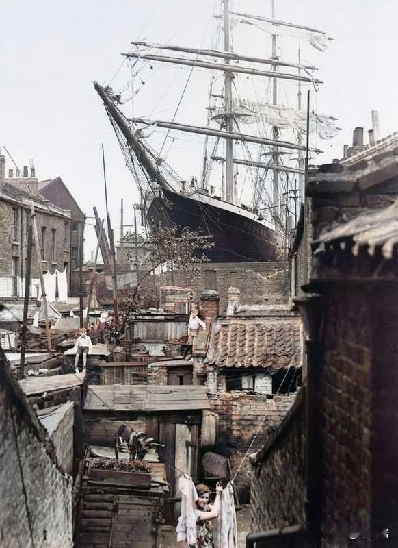 照片上这条船是 1932 年在英国伦敦米尔沃尔（Millwall）不列颠尼亚干船