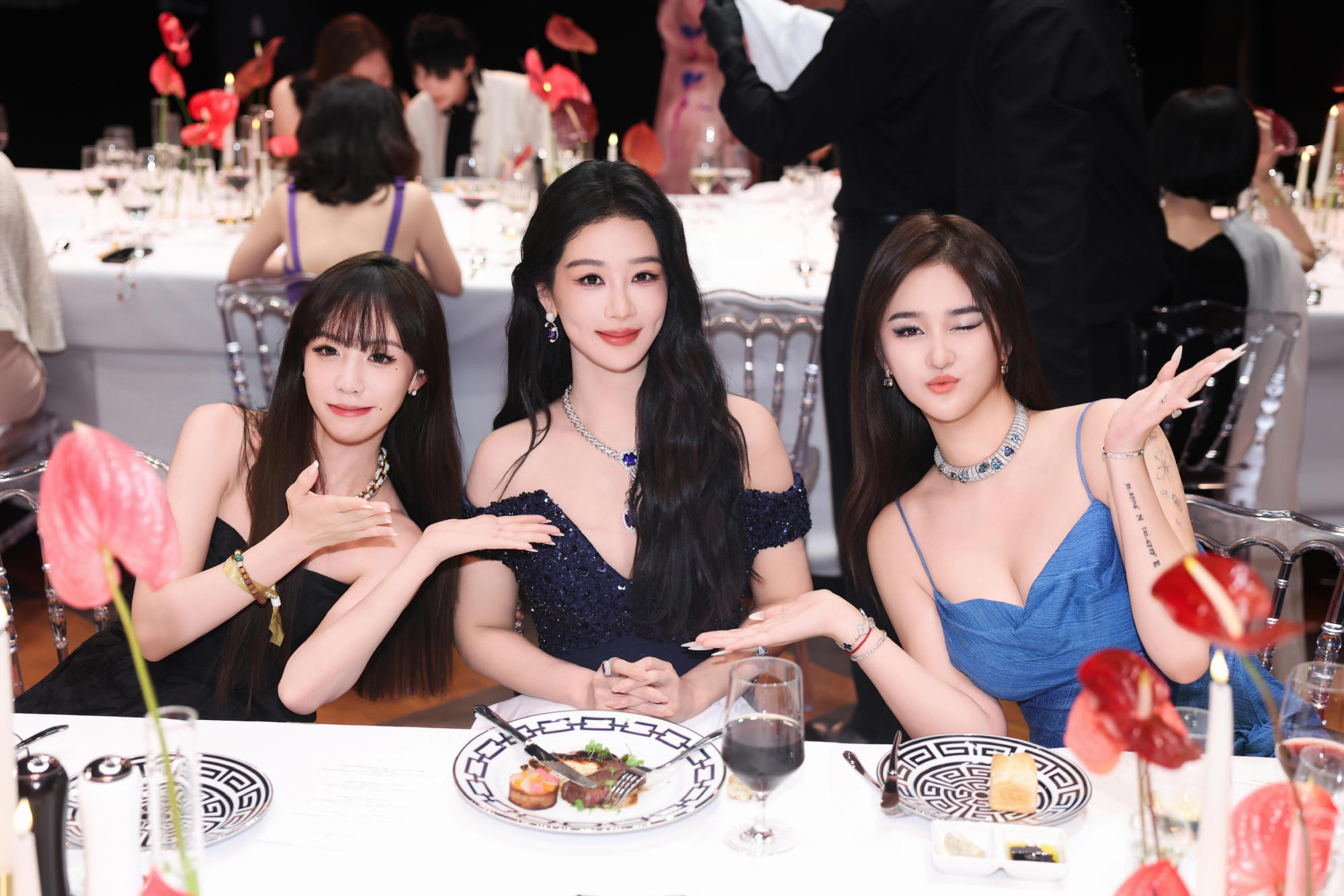 杨紫宝曼兰朵晚宴与素人的合照 ​​​