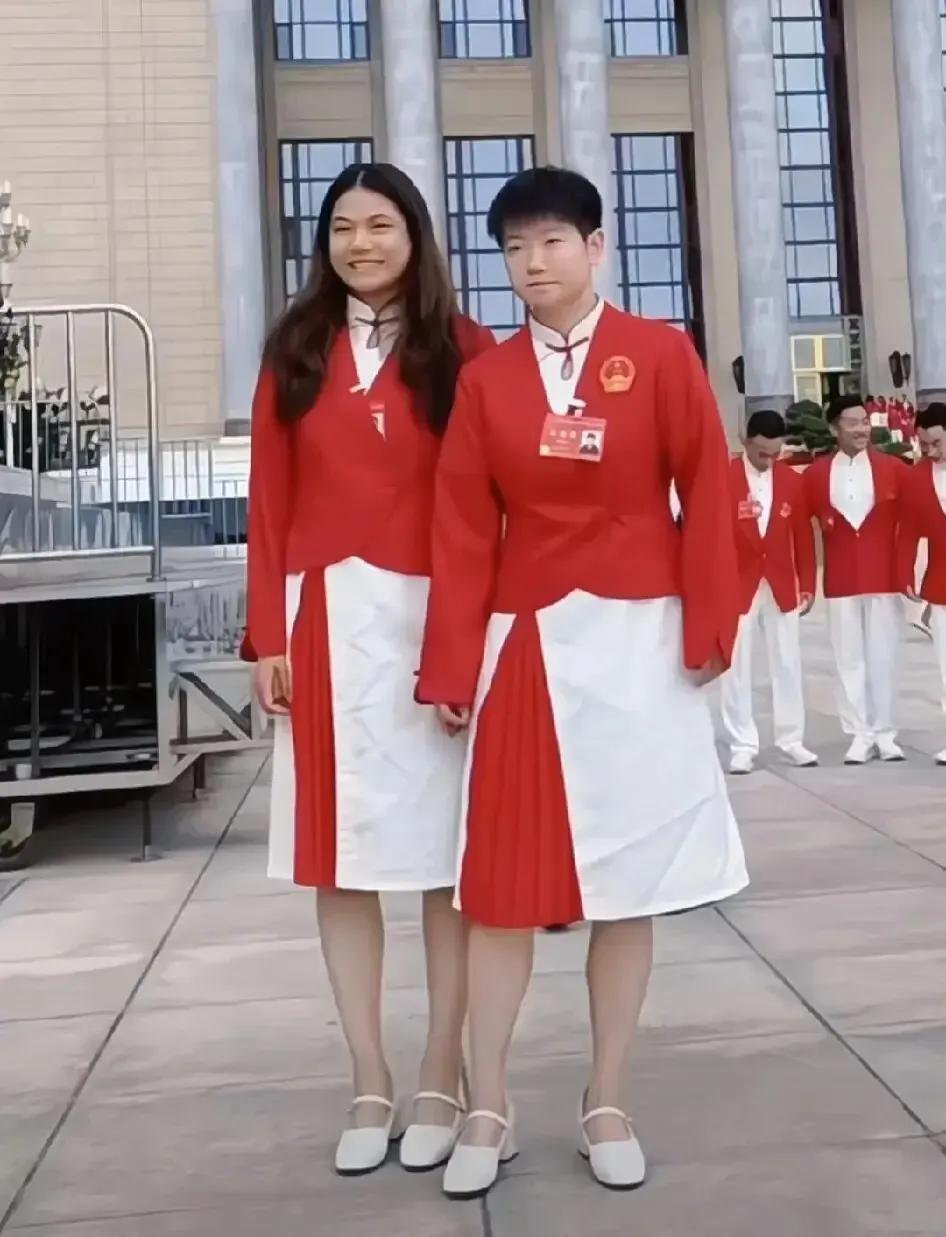 【开表彰会了】英姿飒爽的短发莎局，令人眼前一亮，穿上了礼仪服，真是喜庆。平时穿惯