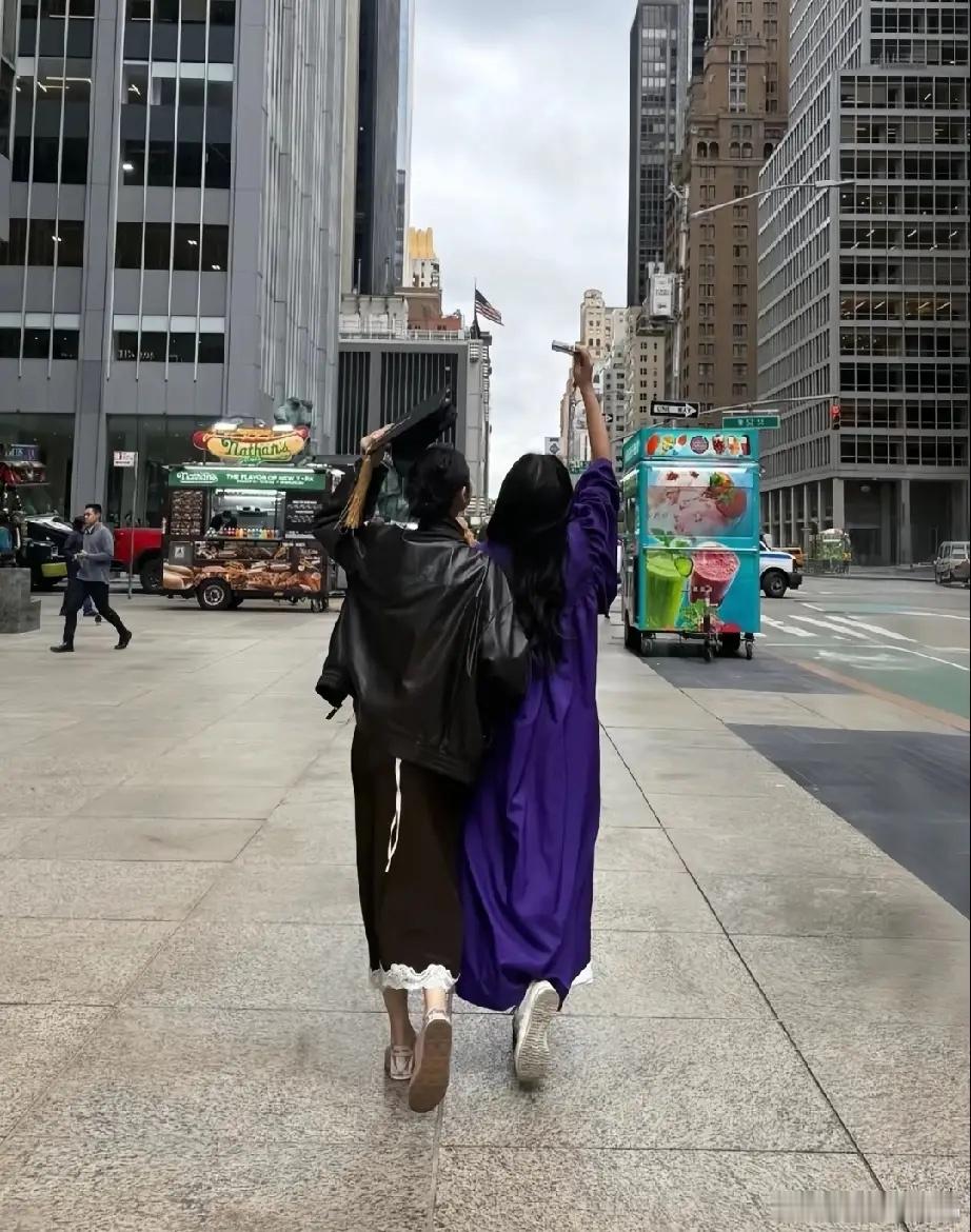 邵兵女儿邵子娇大学毕业，还是大三提前修完学分毕业，她和哥哥邵子恒是龙凤胎，但两人