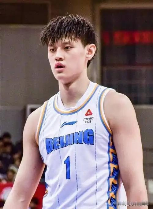 中国男篮的三大锋线球员今晚都有比赛，谁表现最好？
曾凡博投篮8中6，三分7中5，