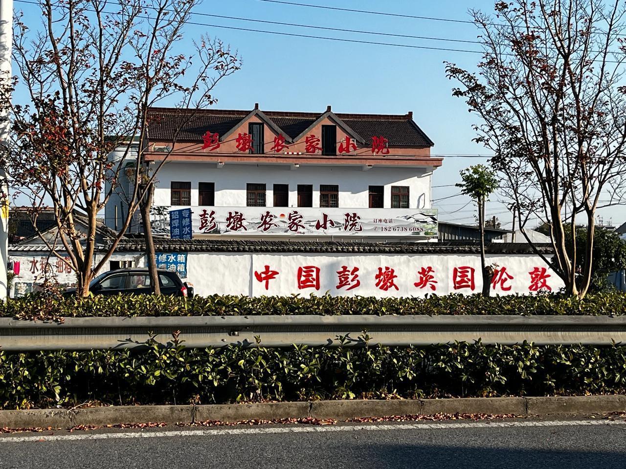 装修完新房原本是件高兴的事，然而准备入住时，却发现这竟然是邻居的房子？近日，张先