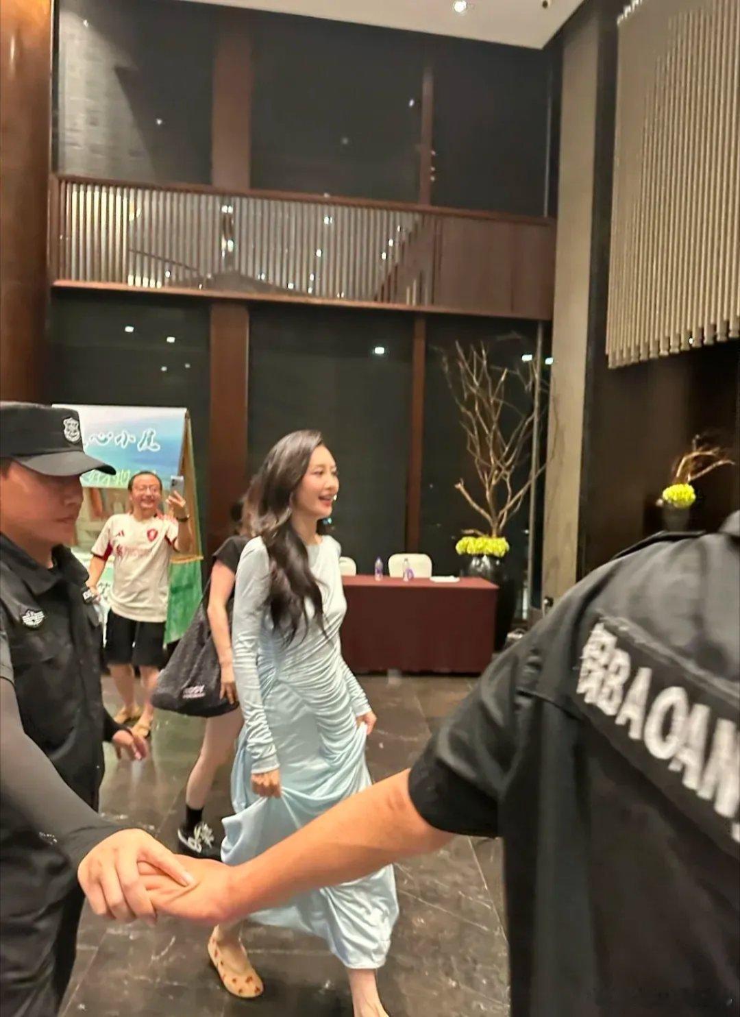王鸥现身央视七夕晚会的录制，自从做了妈妈后，我发现她的气质越来越优雅、温婉了，眉