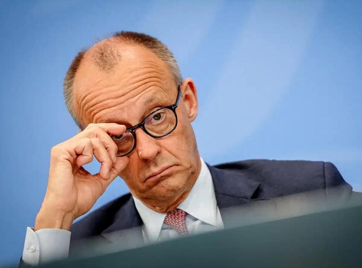 默茨跟英国首相斯塔默正好相反，斯塔默是自己想来，也明白经济上就是要靠中国，但是身