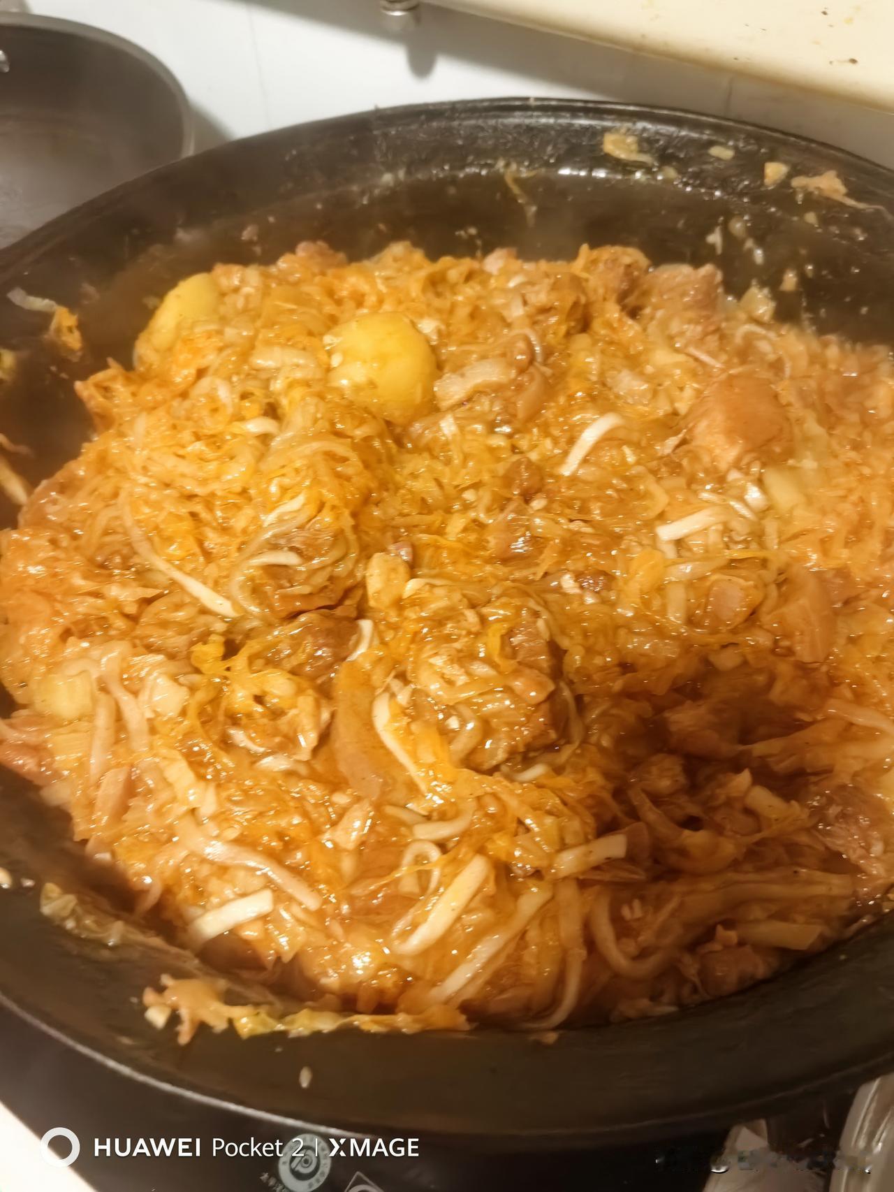 一大锅紅燒肉烩酸菜，是给十四个培优生做的。希望孩子们都上一中