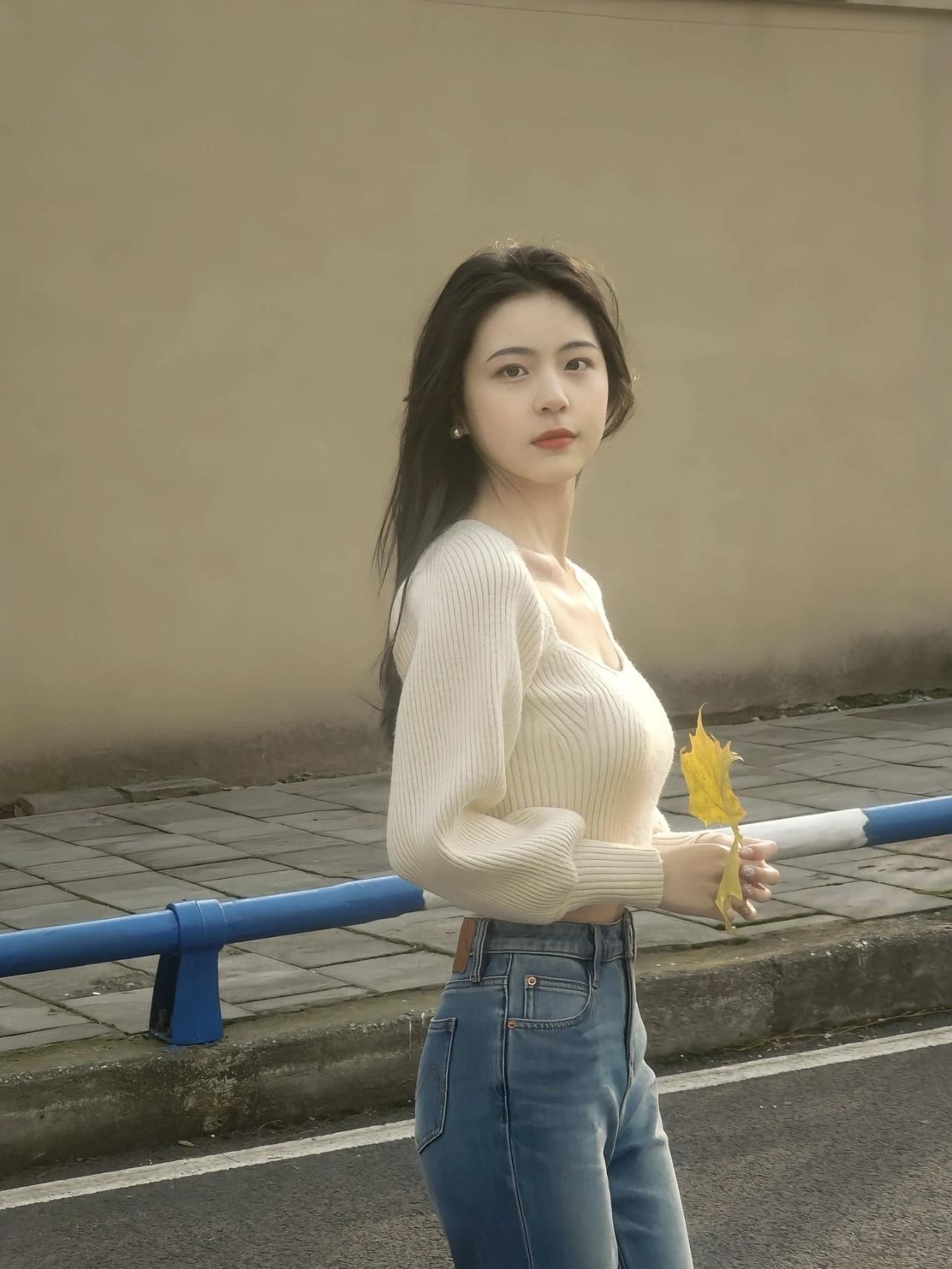 女生如何穿搭看起来时尚更有品味呢牛仔裤穿搭，简简单单却非常漂亮，有品味精致女神范