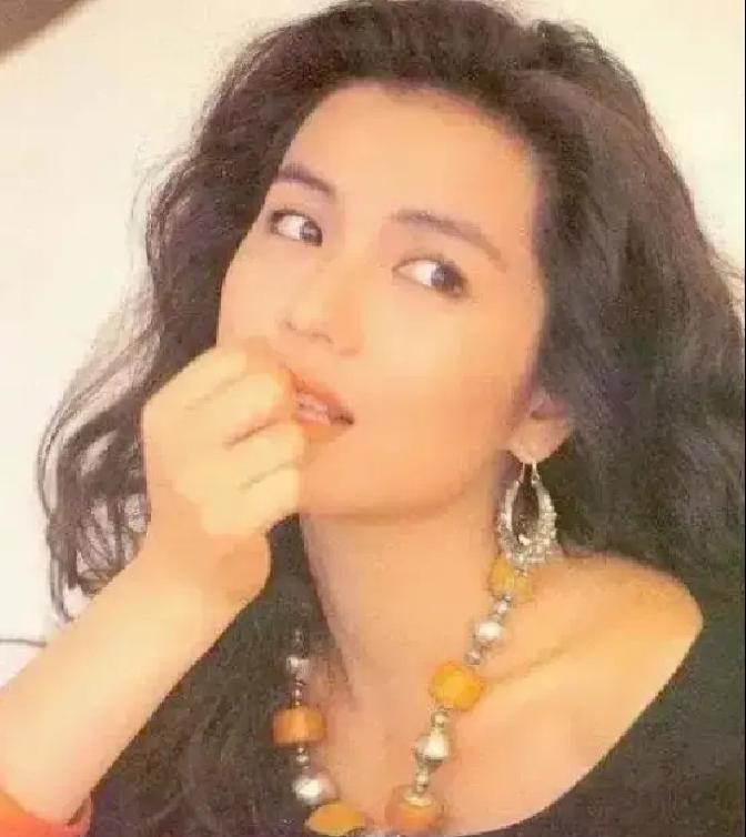 在香港平价超市，撞见一个掏硬币结账的阿姨，抬头一看，竟是钟楚红。
眼角的皱纹，她