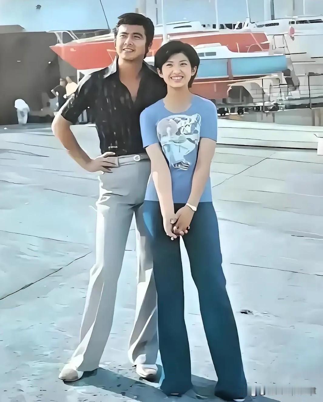1975年，这二人在《血疑》中，分别饰演相良光夫和大岛幸子而家喻户晓，承载了一代