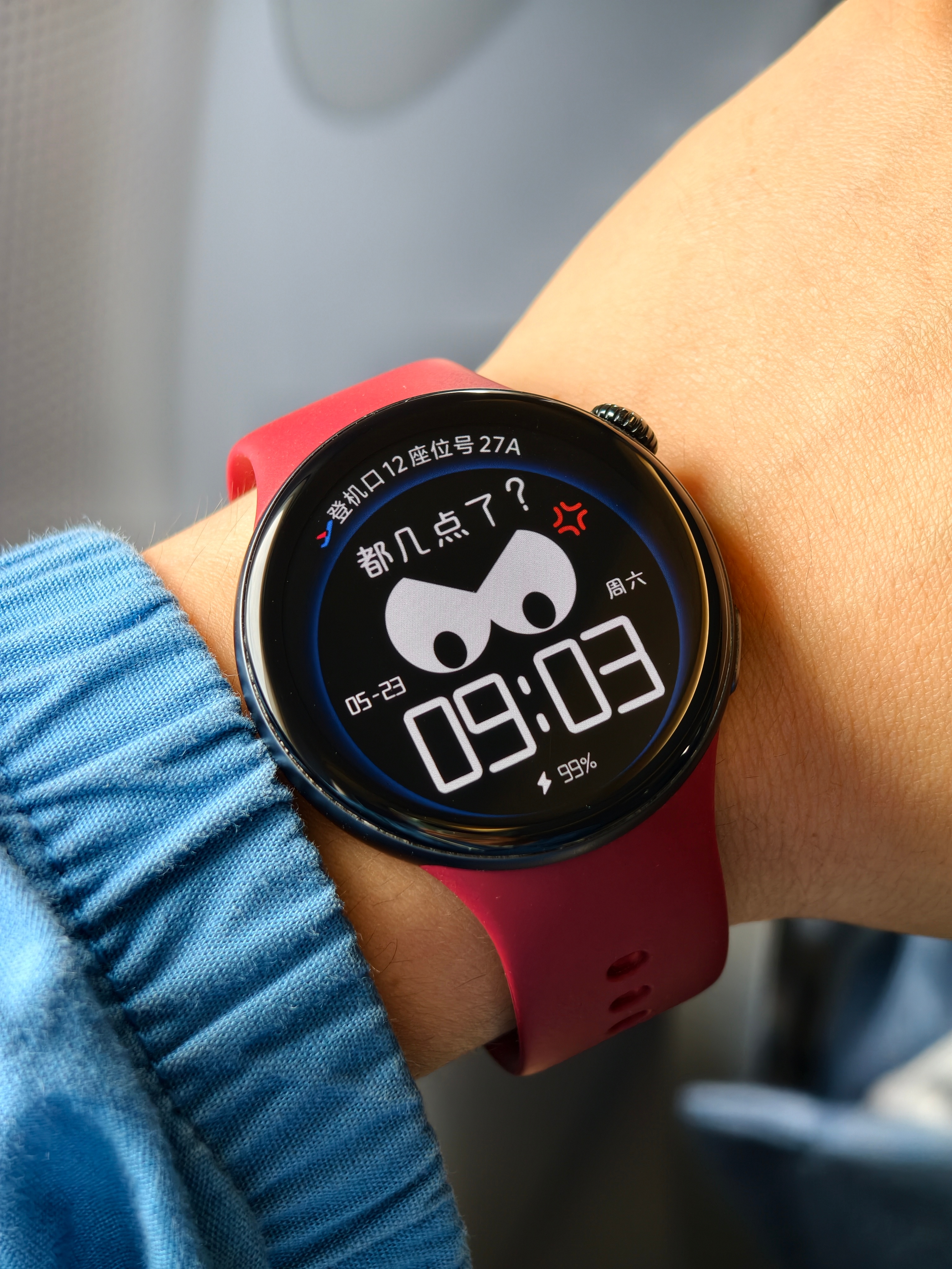 给vivo Watch 5换了个红色表带，黑红真的太搭了，颜值提升不少，正好和表