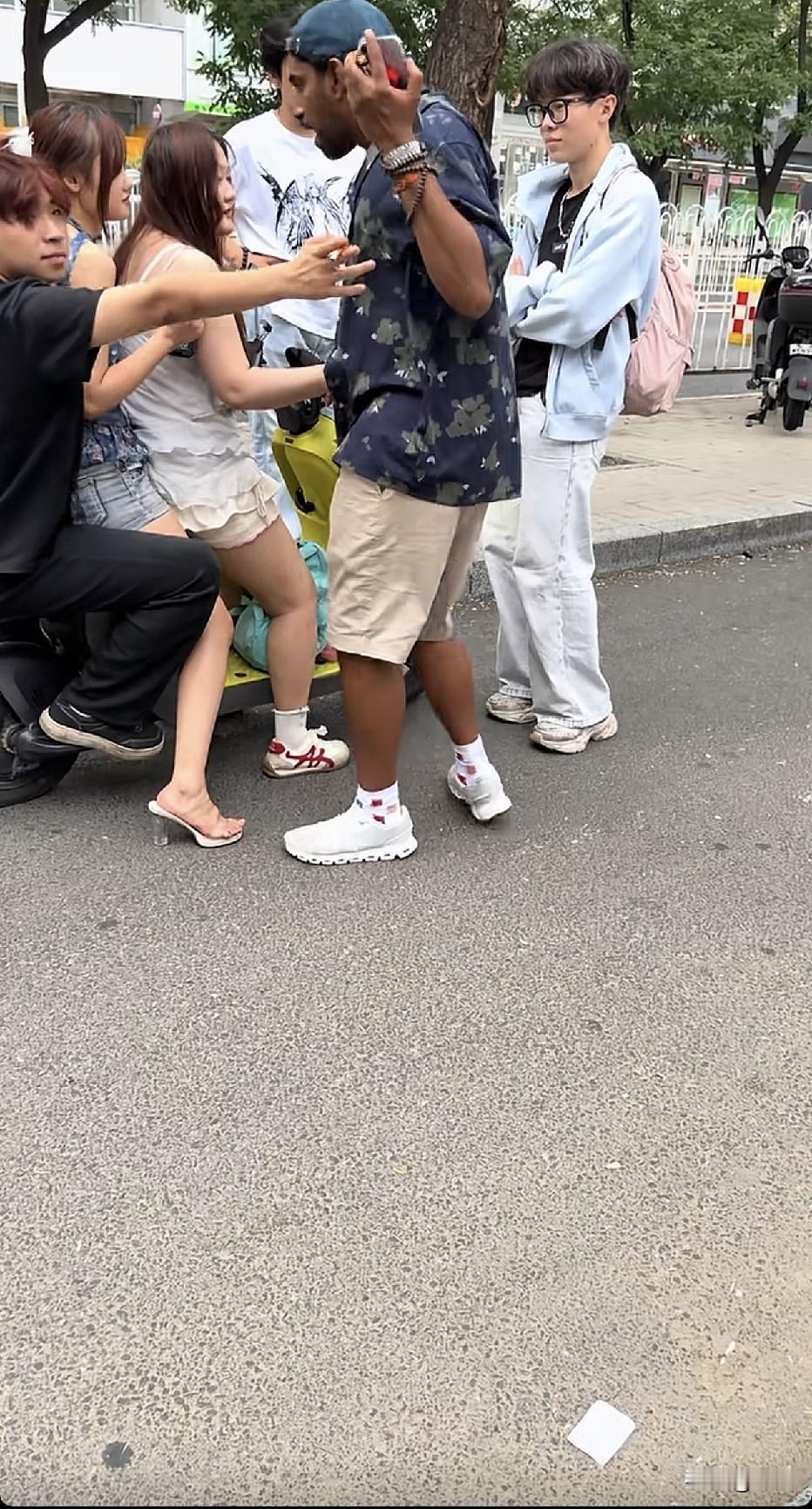 报警骚扰，拘留半个月，遣散回国