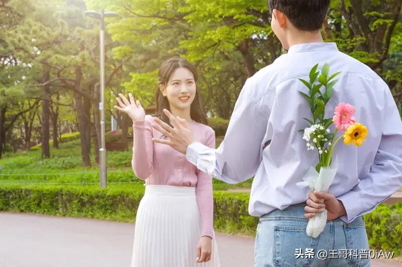 很多男人碰到女人主动示好，要么脑补对方图谋不轨，要么自恋到觉得自己魅力惊天，其实