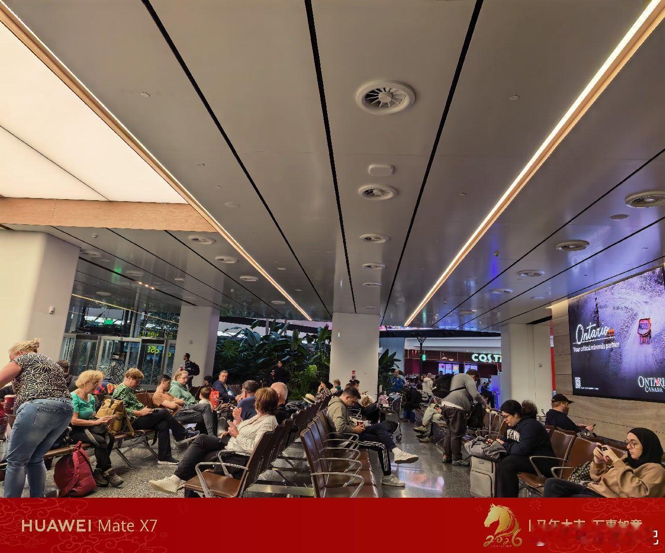 来到世界的中转站卡塔尔一会还要再飞四个小时这个倒时差的感觉很怪国内现在十一点现在