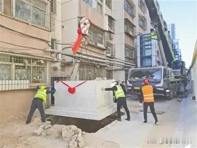 你突然要改变楼房的结构和空间以及安全问题和采光等等，一楼没有权利干涉吗？我认为必