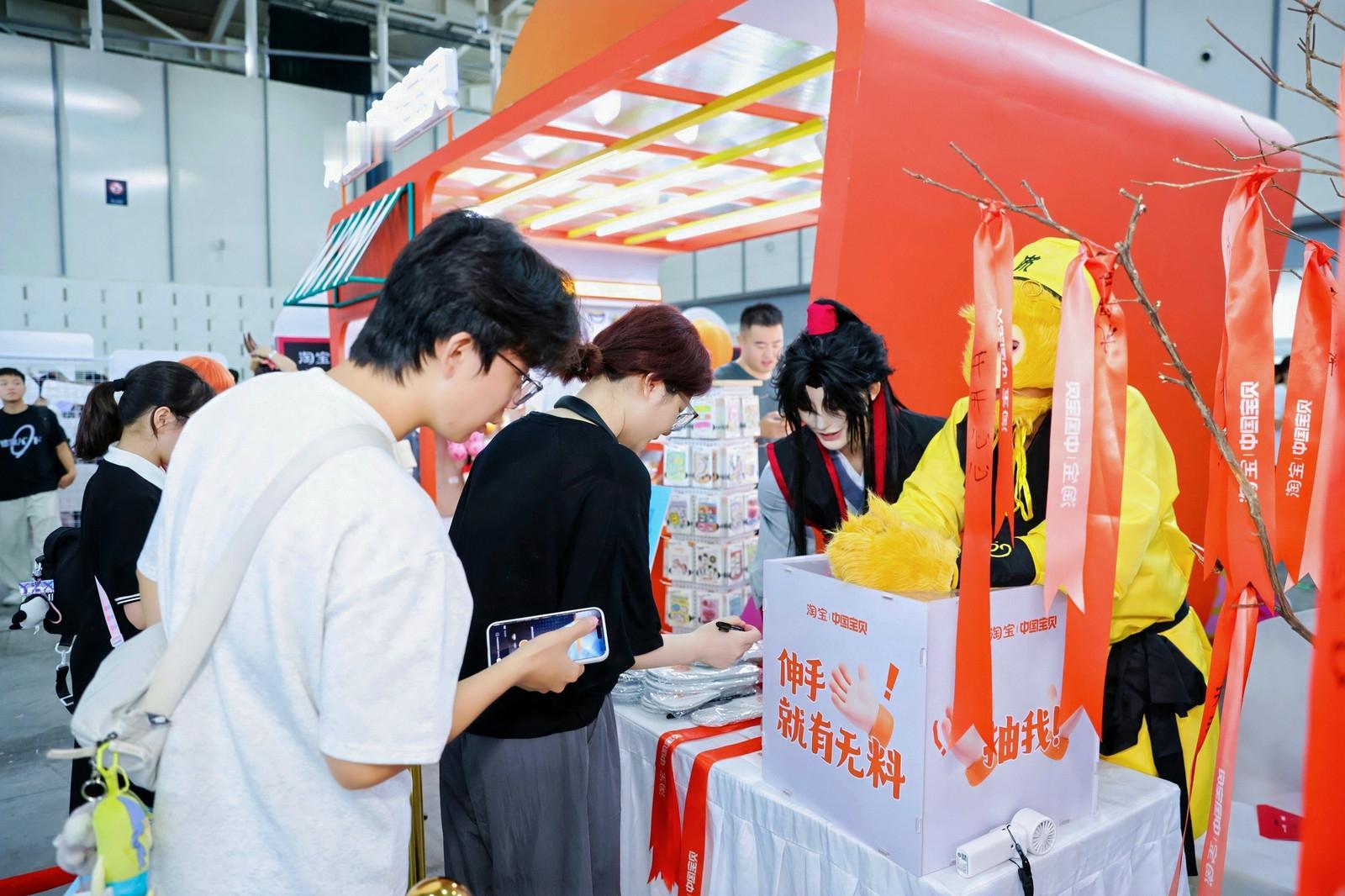 南京漫展请来了大宝贝救命！淘宝·中国宝贝的猴子们太可爱了！组团耍宝，猴子们围着佛