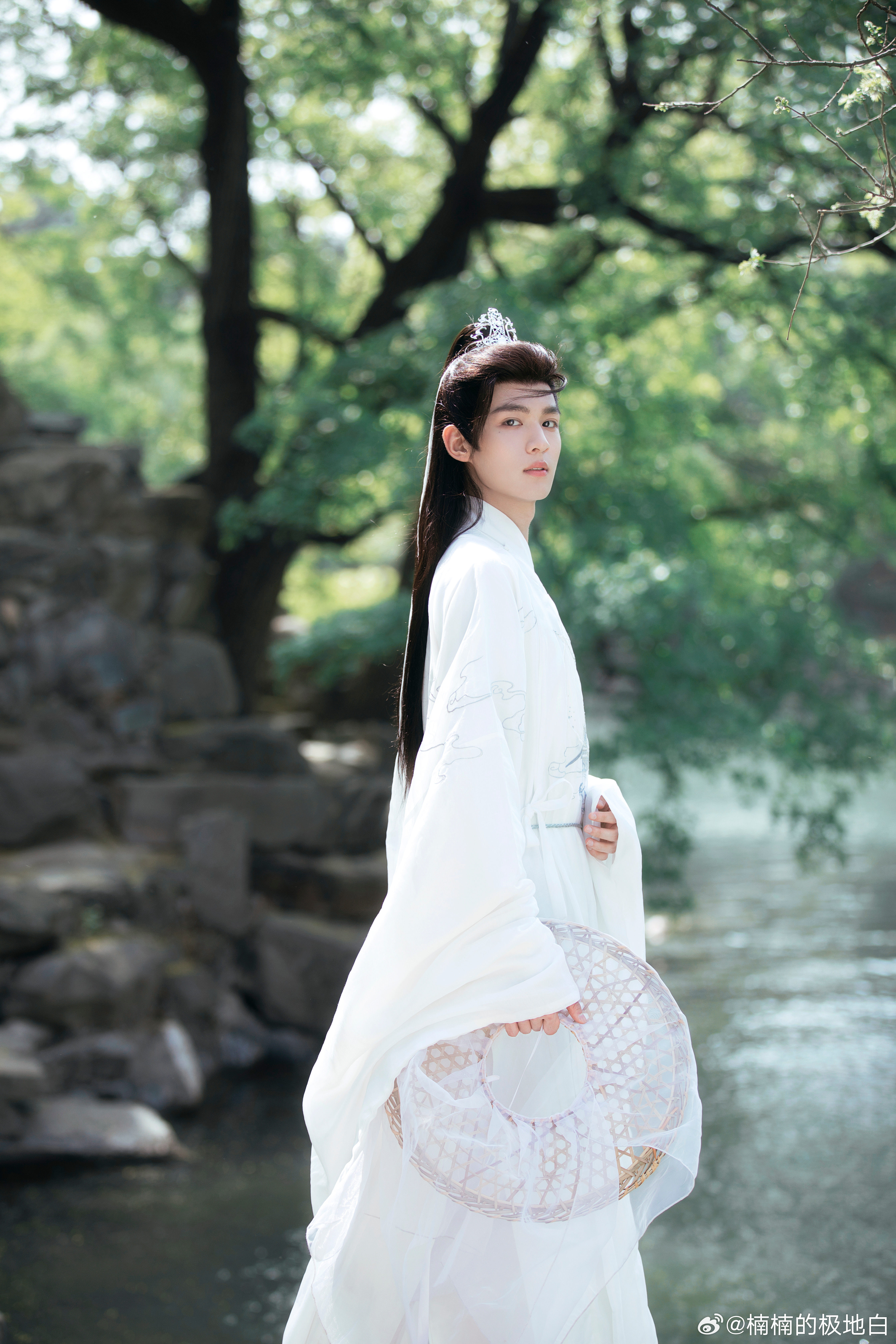 逐玉里康婆子的大孙子现实长这样 康婆子心心念念的大孙子现实中是帅哥！曾导选角只看