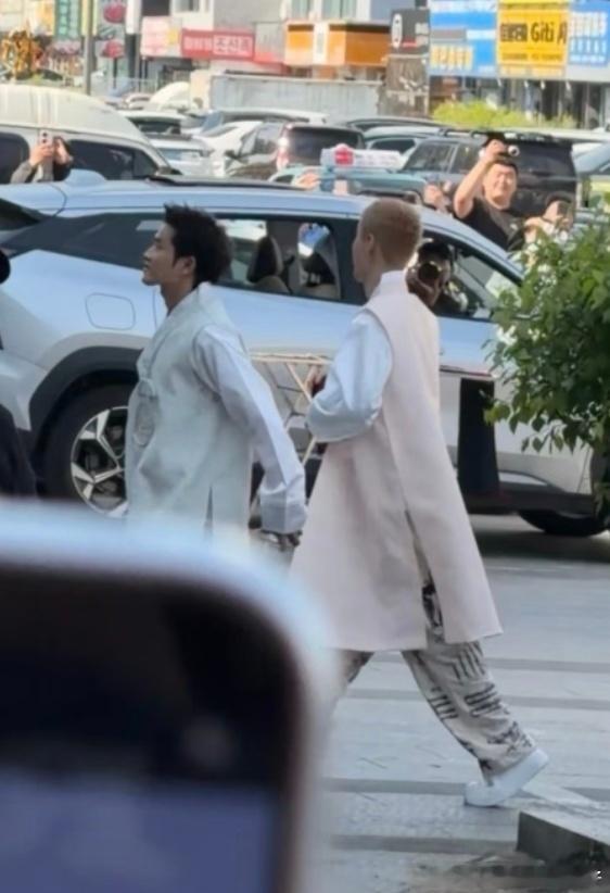 鹿晗穿朝服鹿晗穿了朝鲜族衣服哈哈哈哈哈 鹿晗尝试朝鲜族传统服饰，寸头和朝服的组合
