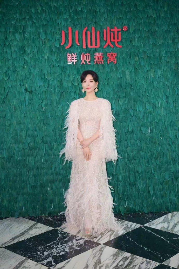 近日陈数在出席活动的时候搭配的很漂亮，她穿了一身羽毛装，看起来像个迷人的新娘子。