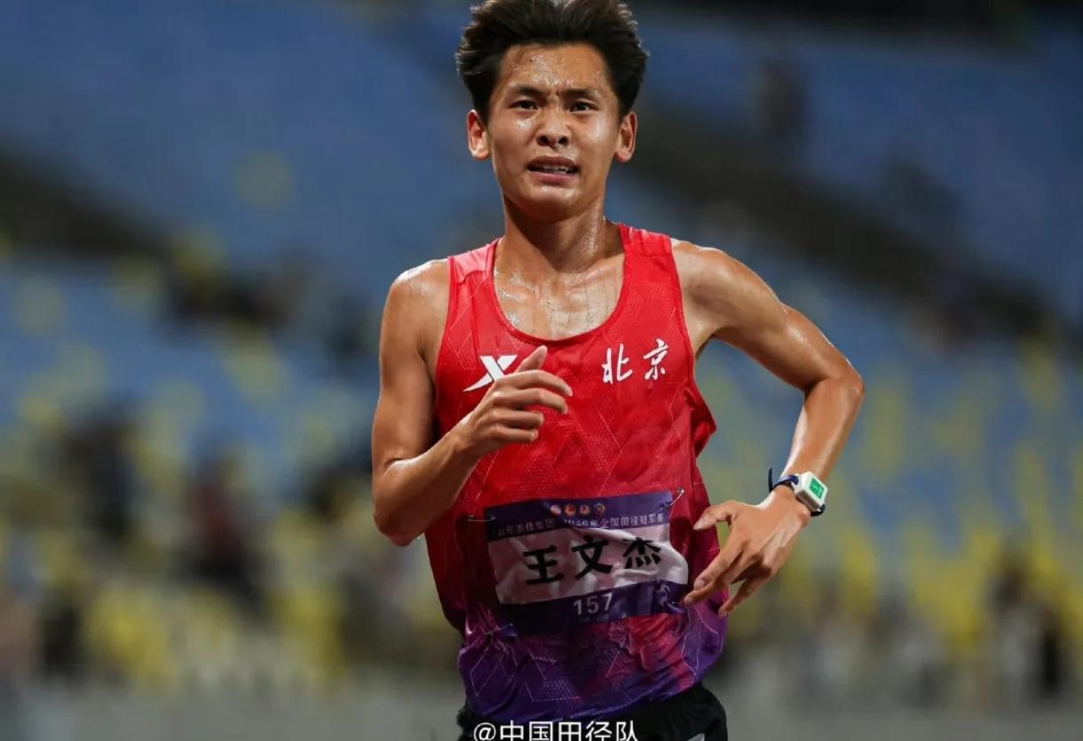 面对“外战内行内战外行”的非议，王文杰只回了三个字：无所谓。
 
带伤上阵拿下万