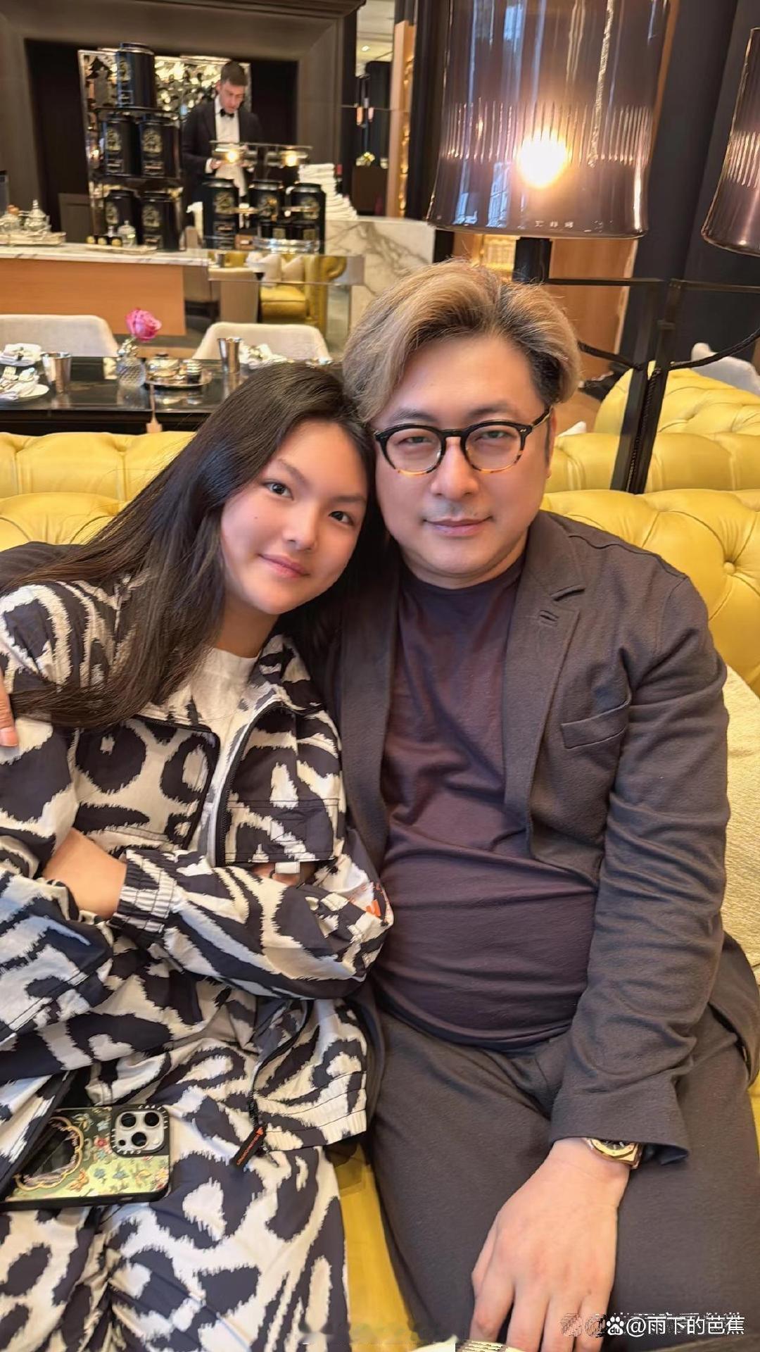 王岳伦骄傲晒出女儿王诗龄的圣诞艺术奖画作，不得不说真的是画得极为出色，令人赞叹不