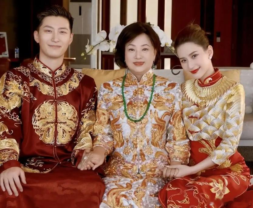自从豪华婚礼后，就成了两人表演爱情巅峰，随后两人聚少离多，居然给人感觉很少合体，