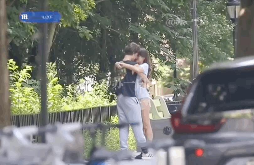 苏瑞被拍到跟疑似男友在中央公园亲亲‼️据媒体报道，男方名叫Toby Cohen，