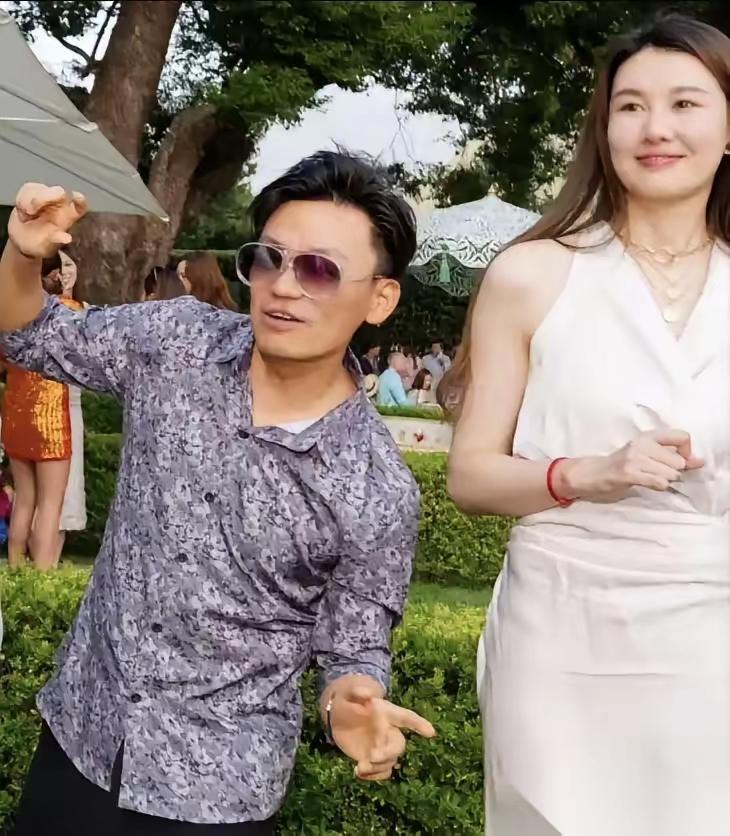 王宝强和冯清在一起八年，
却始终没有结婚，不是因为冯清不好不够漂亮，而是他真的害