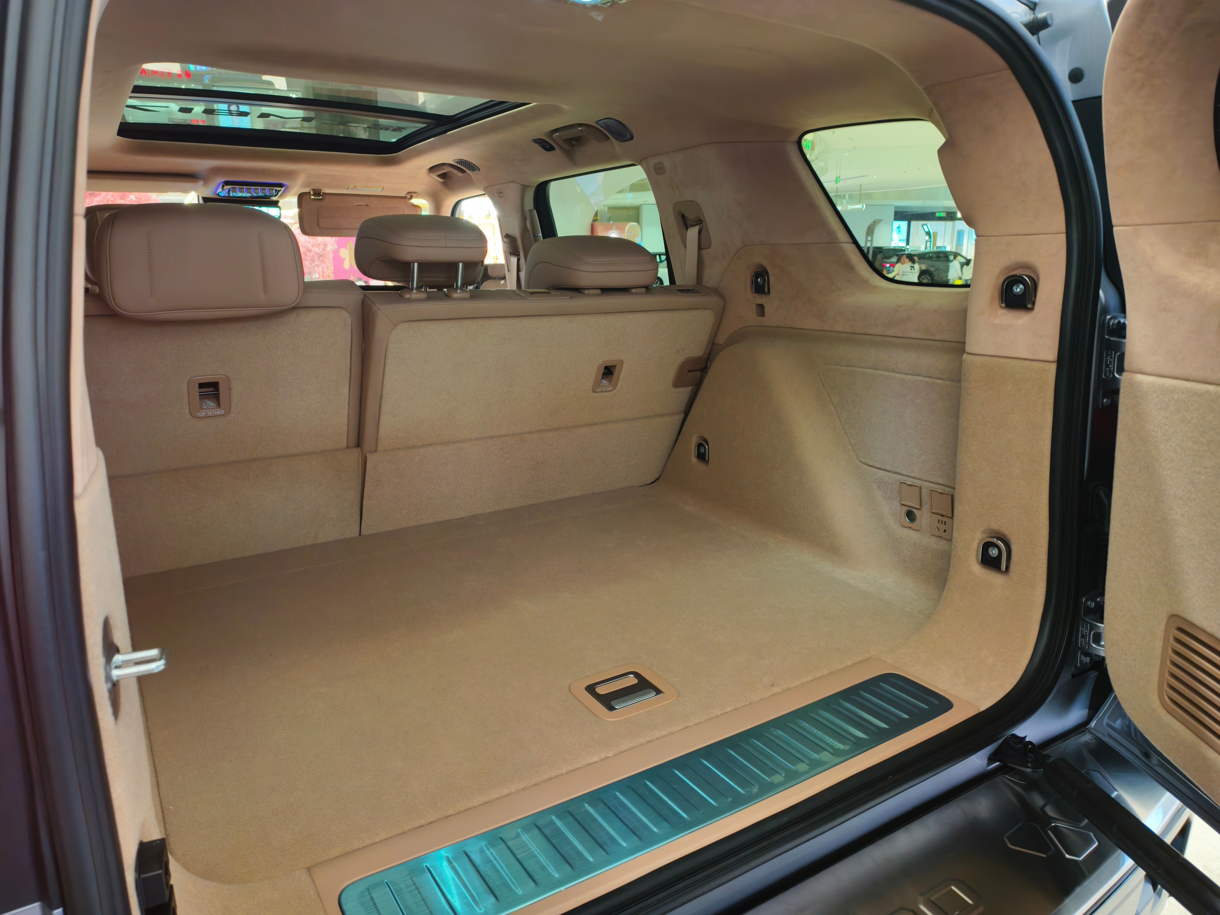 来商场吃烤肉，看到猛士M817，上去坐了下，内饰还是有豪华感的，前排有一些设计，