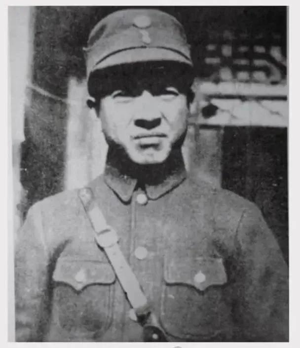 他曾是周总理的得意门生，却被粟裕打得差点怀疑人生。
这个人就是李默庵，黄埔军校一