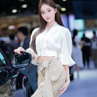 我的今日状态：😁轻松愉快
我这里的天气：☀️晴天
美女车模穿搭写真