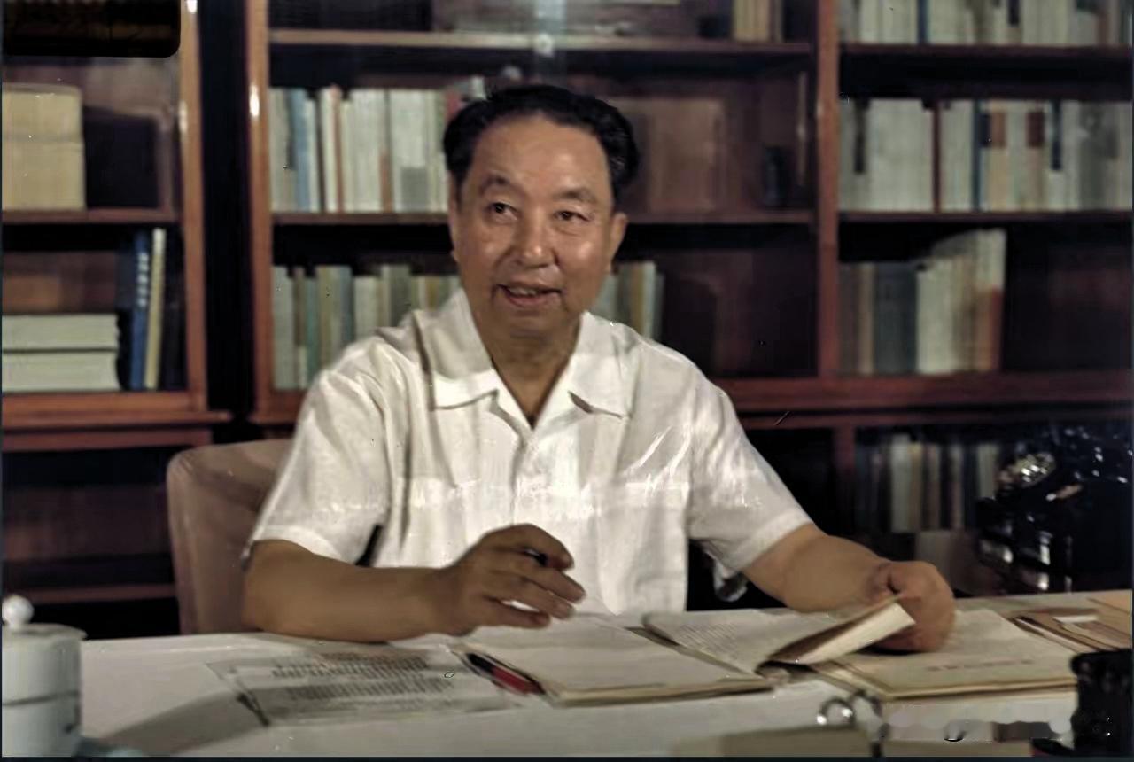 一张老照片里的温暖力量——致敬华国锋主席

那是一个寻常又不平凡的日子，北京中南